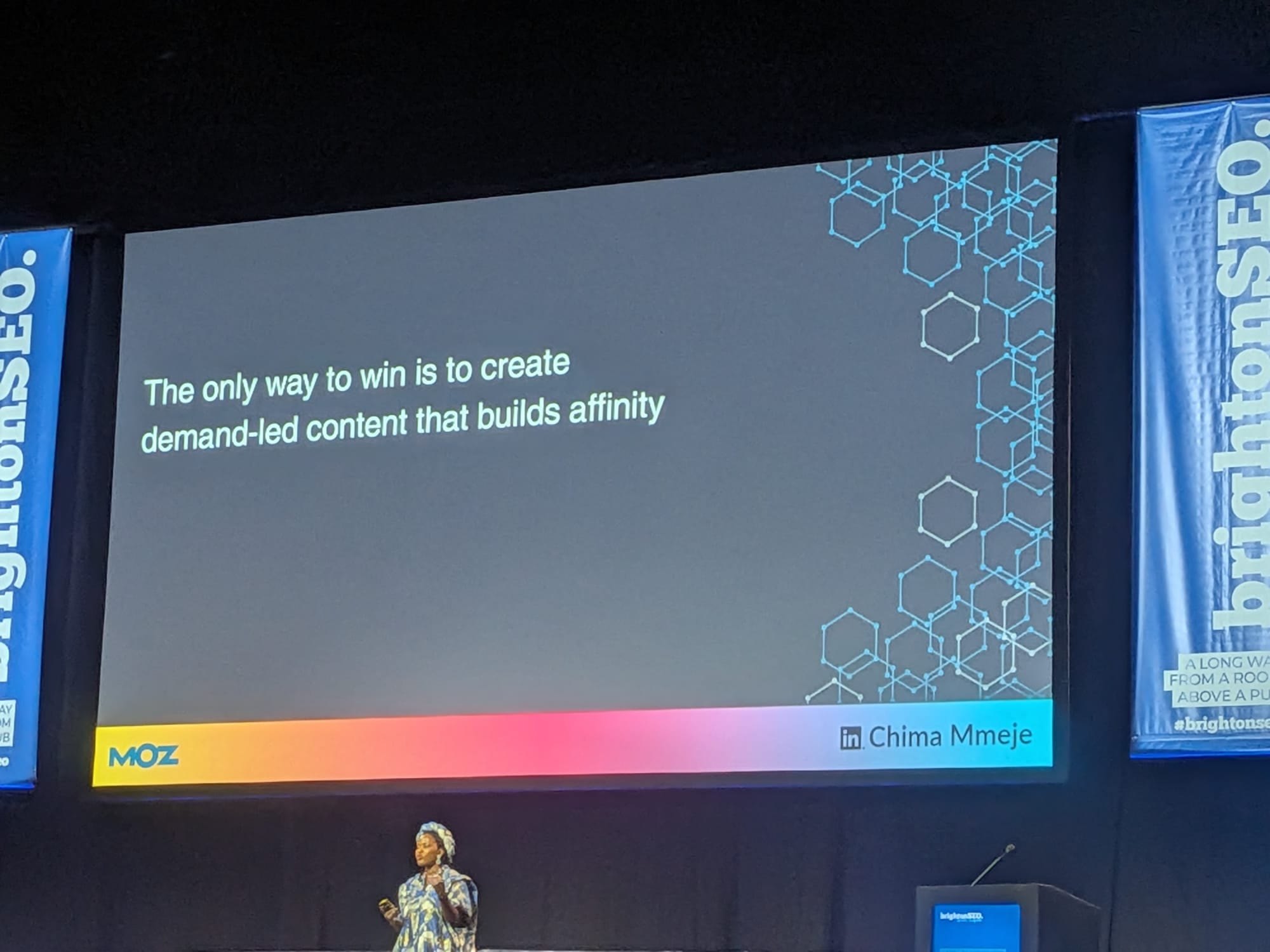 Chima MmejeのBrightonSEO 2026スライド「The only way to win is to create demand-led content that builds affinity(勝つ唯一の方法はアフィニティを築くディマンド主導コンテンツを作ること)」、Mozブランディング