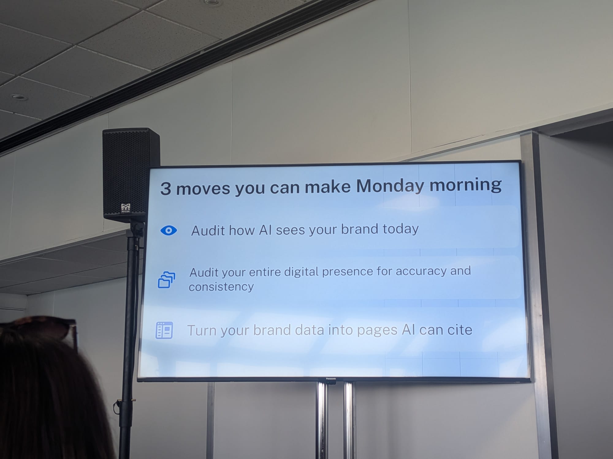 Wendi SturgisのBrightonSEO 2026セッションのクロージングスライド: 月曜の朝にできる3つの動き — Audit how AI sees your brand today(AIが現在ブランドをどう見ているか監査)、Audit your entire digital presence for accuracy and consistency(全デジタル存在を正確性と一貫性で監査)、Turn your brand data into pages AI can cite(ブランドデータをAIが引用できるページに変える)