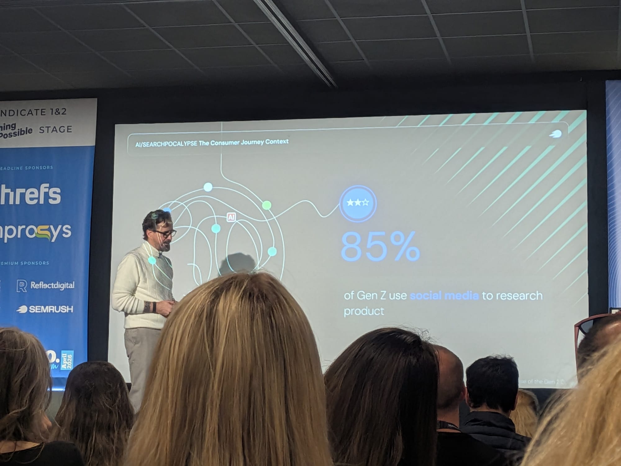 PhilipのAI/SEARCHPOCALYPSEデック「Consumer Journey Context」セクションのスライド: Z世代の85%がSNSで商品をリサーチ