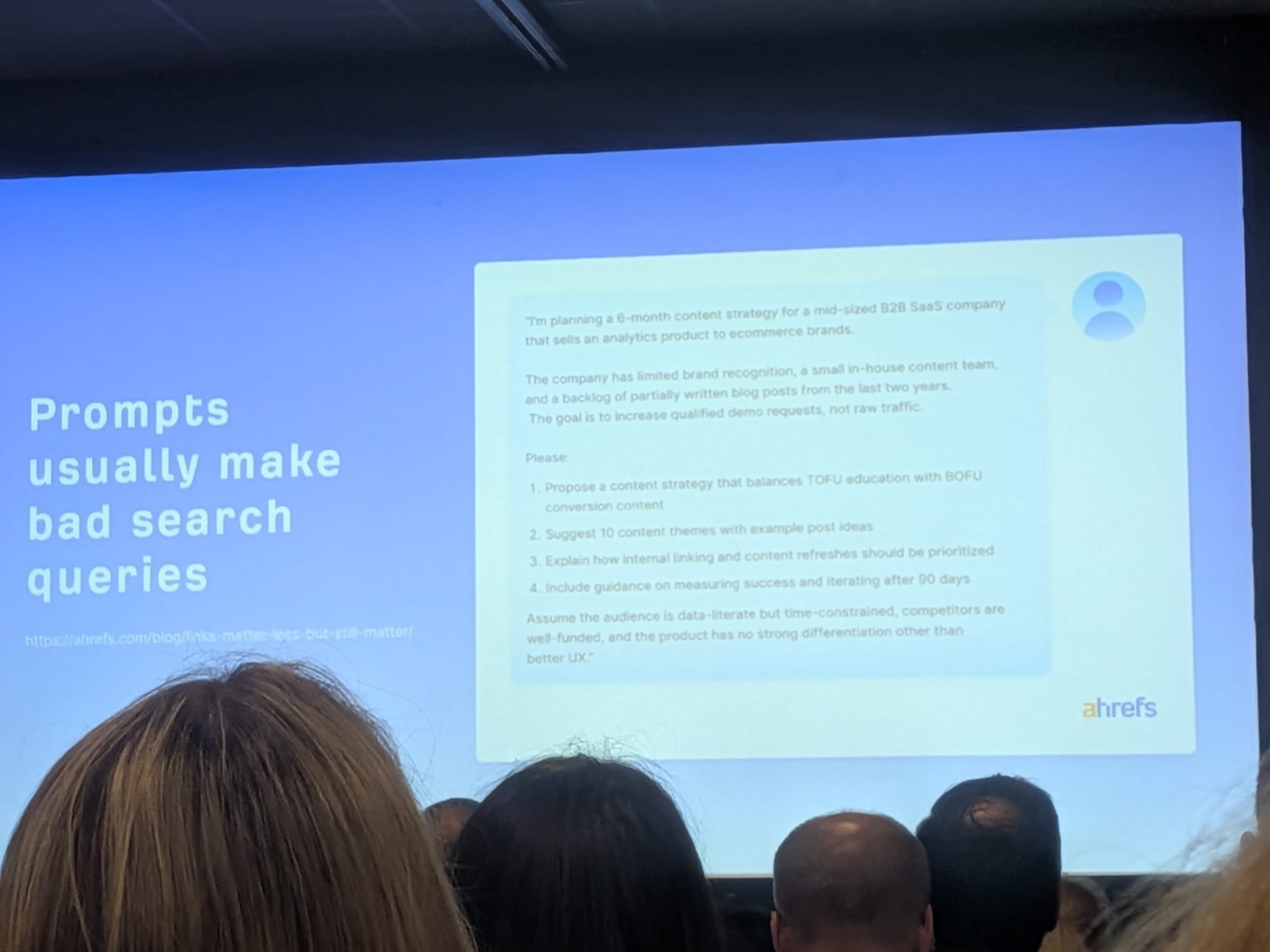 Ryan Lawのスライド「Prompts usually make bad search queries」 — 実際のLLMプロンプト例: B2B SaaSの6ヶ月コンテンツ戦略ブリーフ。TOFU/BOFUバランス、10コンテンツテーマ、内部リンクガイダンス、90日測定計画を要求する複数段落のプロンプト