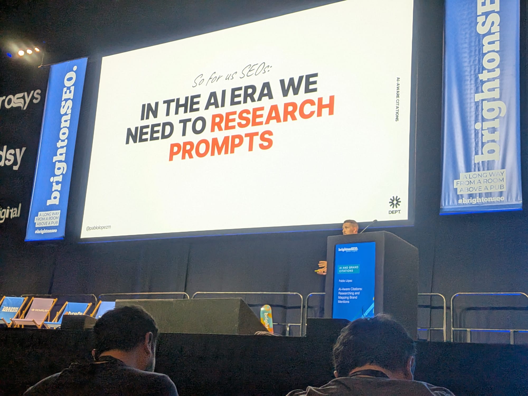 Pablo Lópezのスライド「So for us SEOs: In the AI era we need to RESEARCH PROMPTS」 — トークの中心テーゼ